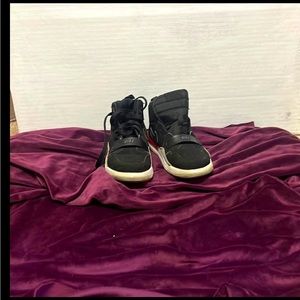 Nike tennis shoes. The shoe strings need to be replaced.